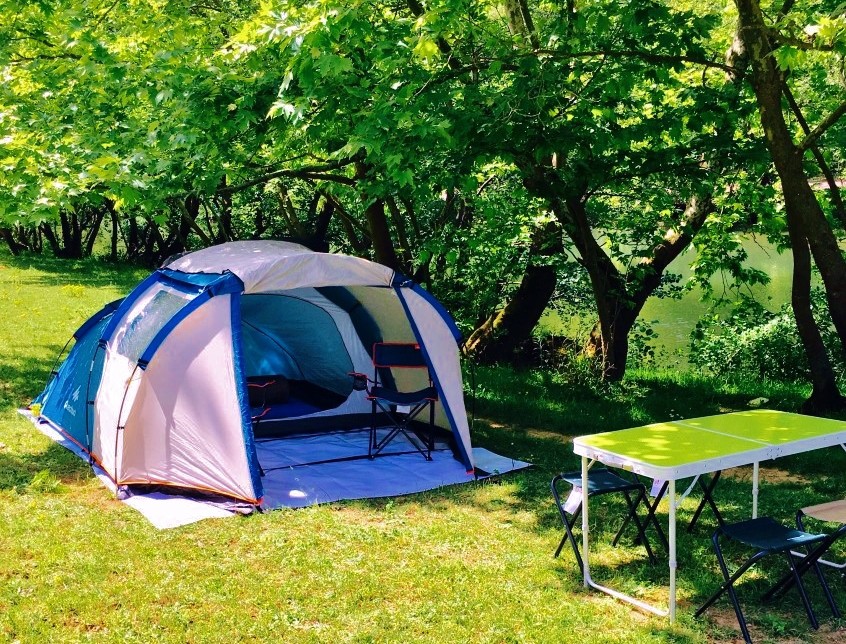 河畔帐篷野营