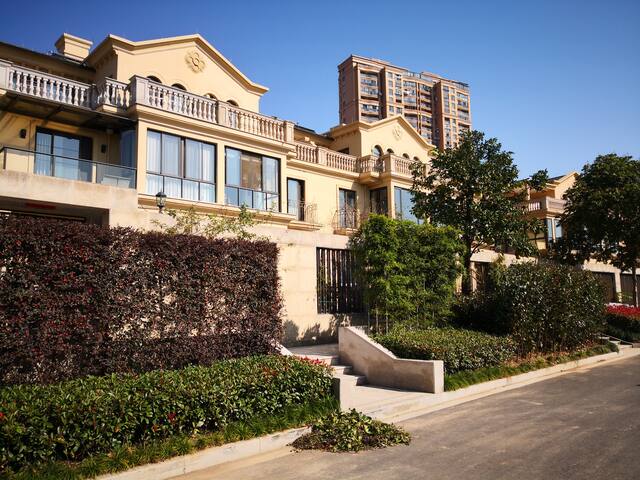 小区的南门,出去就是灵湖