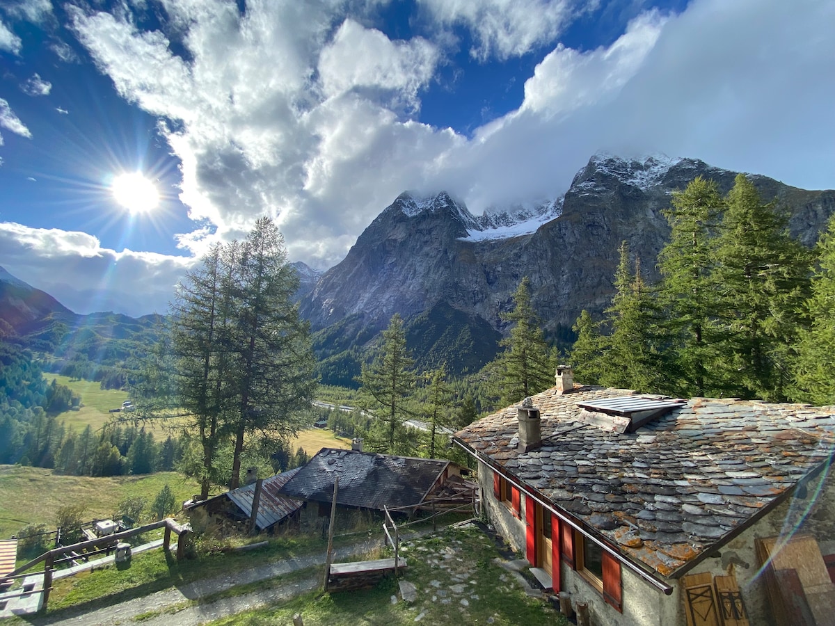 Baita in Val Veny “les dzergnes”