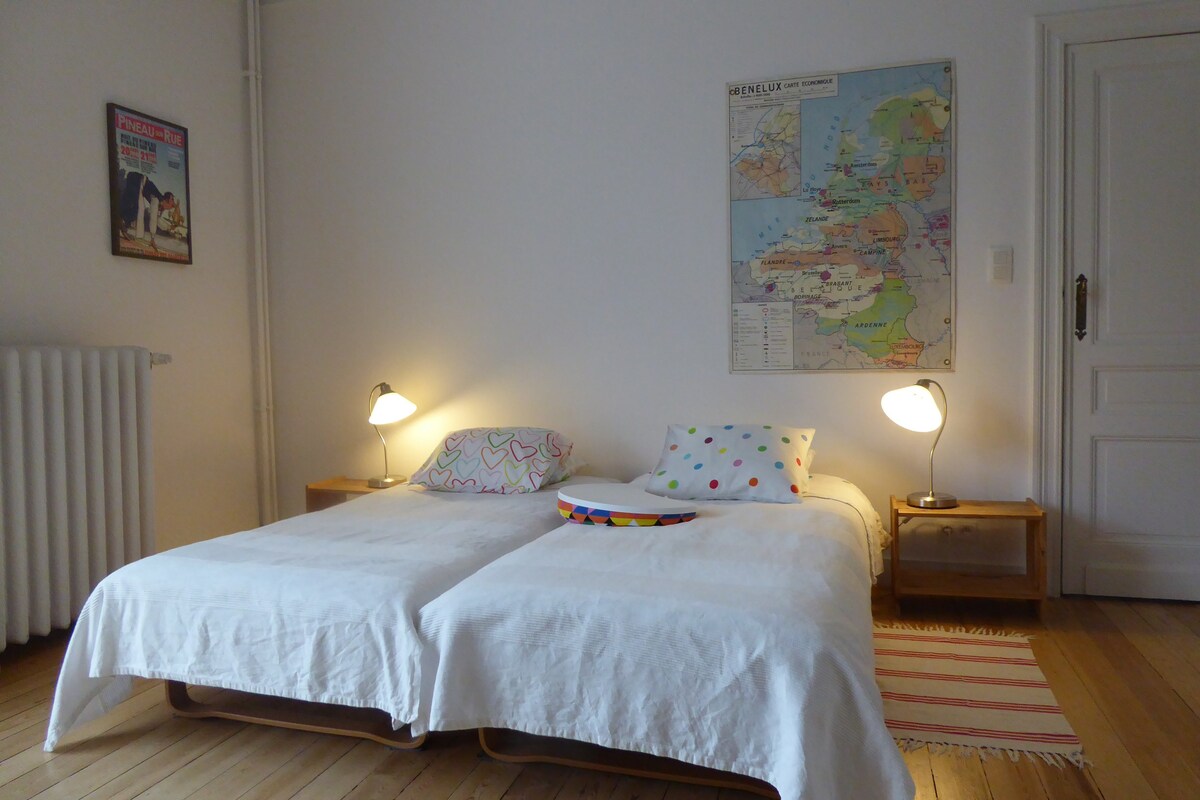 乌克莱（ Uccle ）明亮宽敞的双床房