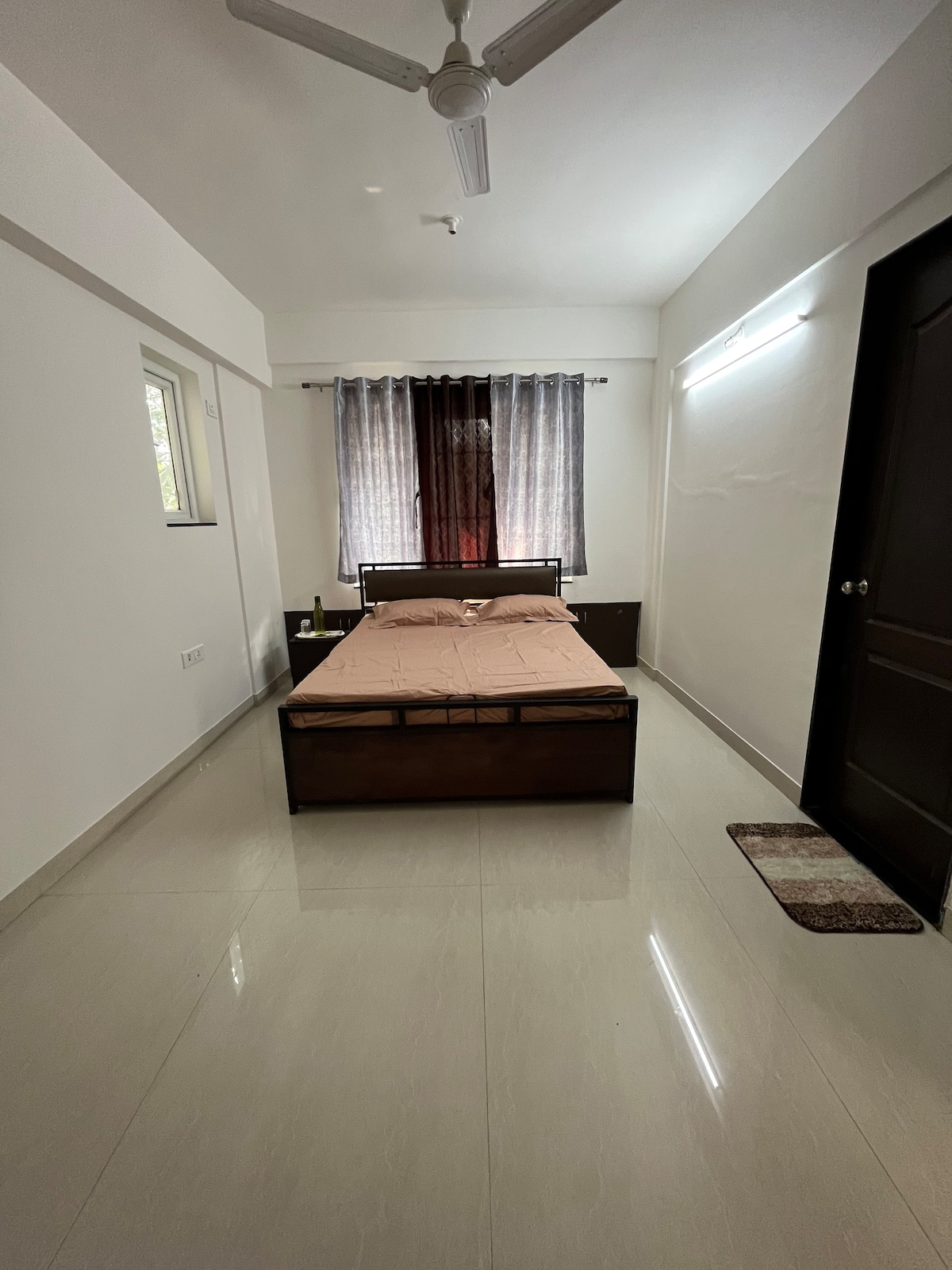 Spacious room near Osho ashram, Pune