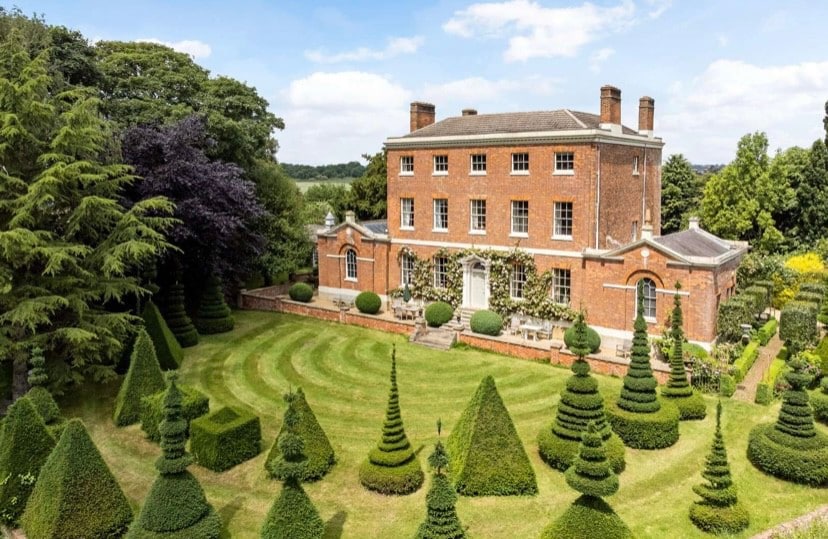 Gorgeous Grade II* Manor | Splendid Topiary Garden
