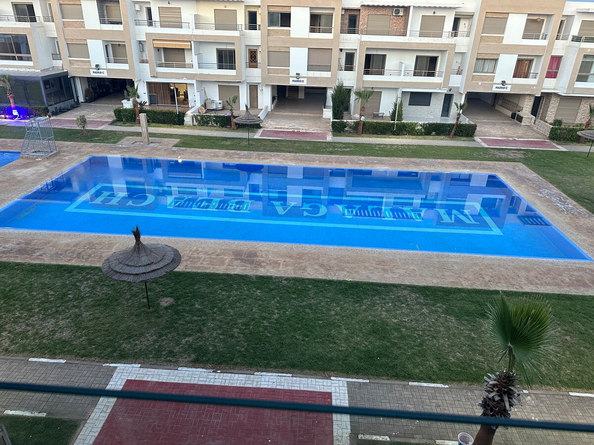 Très bel appartement vue sur piscine bien équipé