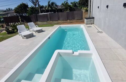 Casa top:uma quadra do mar - c/piscina/pista skate