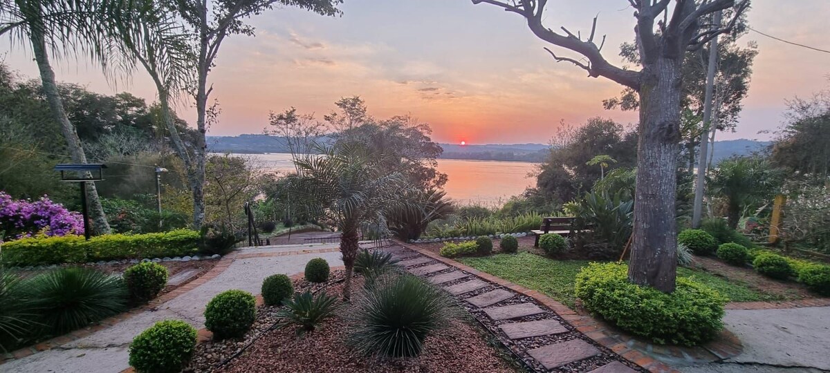 Rancho na costa do majestoso Rio Uruguai.