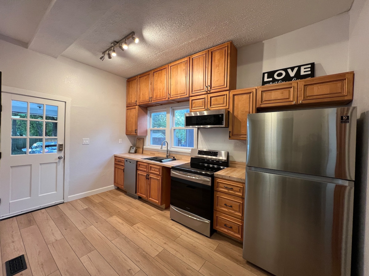 Lovely & Spacious Downtown 2 Bedroom
