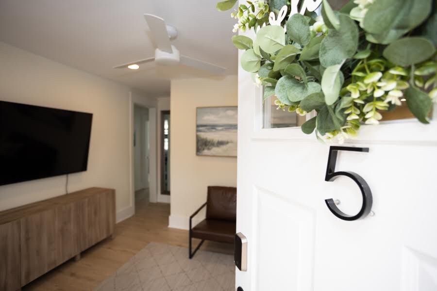 Fully renovated 3Bdr apt 1.5 block from the beach