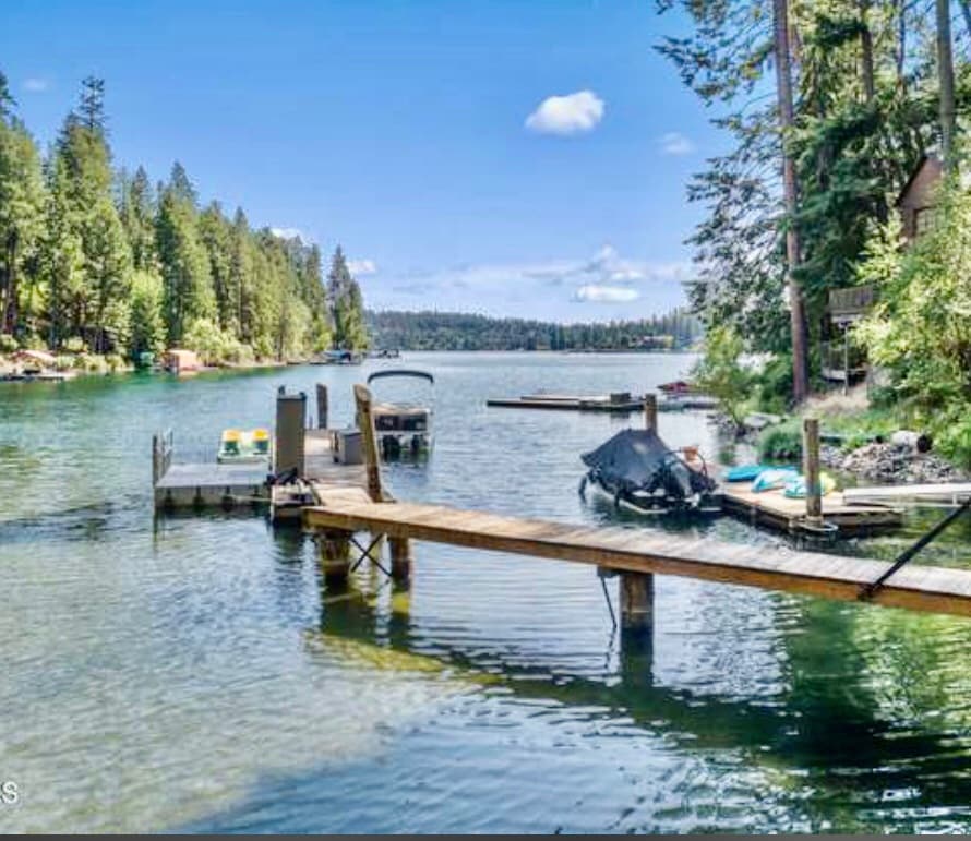 Romantic Lake-Front Lodge near CDA, ID