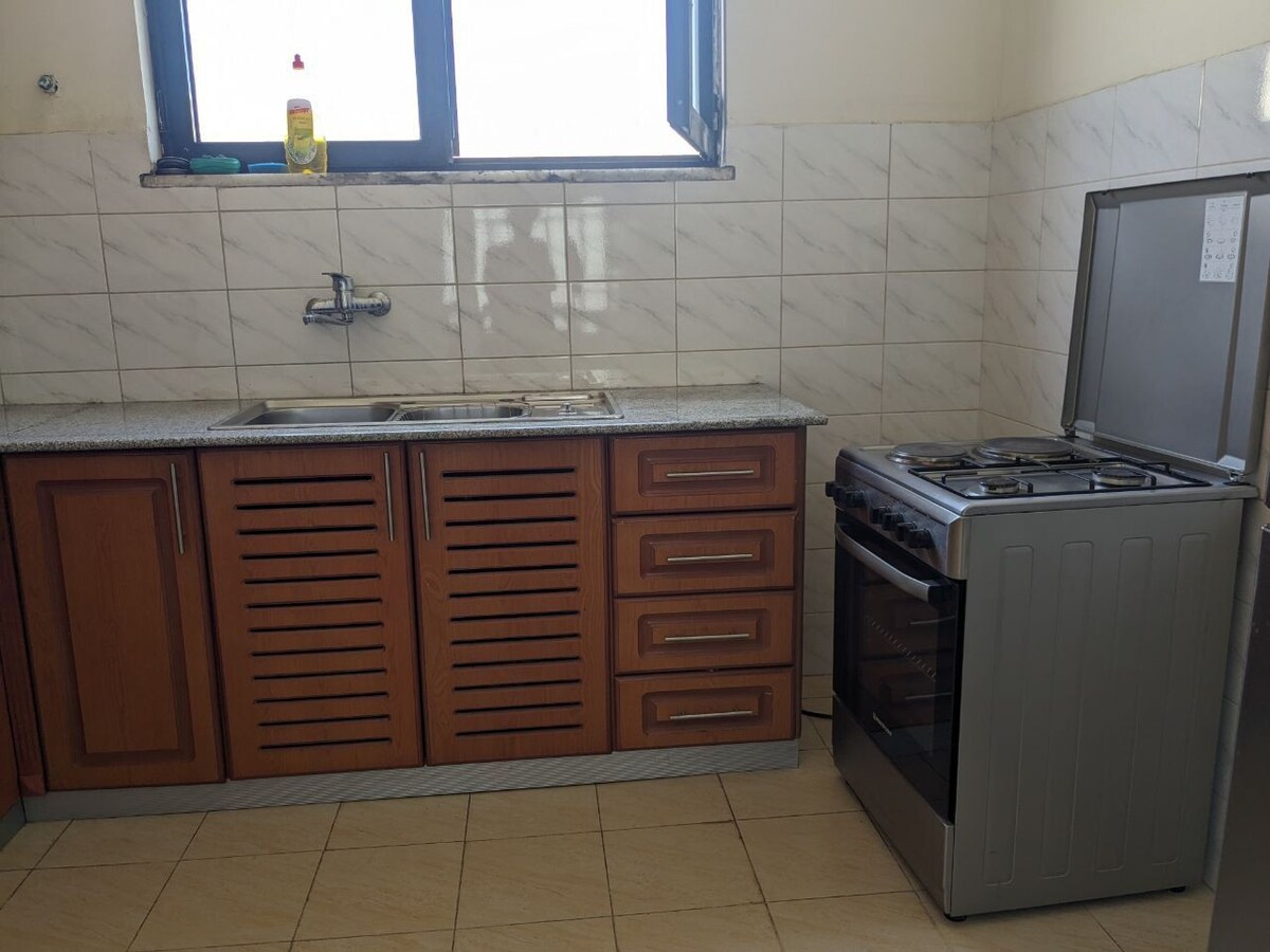 2 bedroom apt, close to airport!
