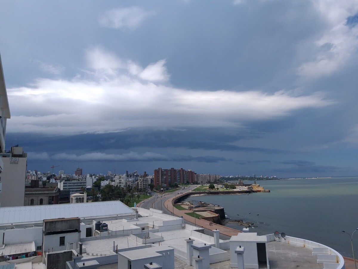 Apto con vista al mar. C.V. primera línea Rambla.