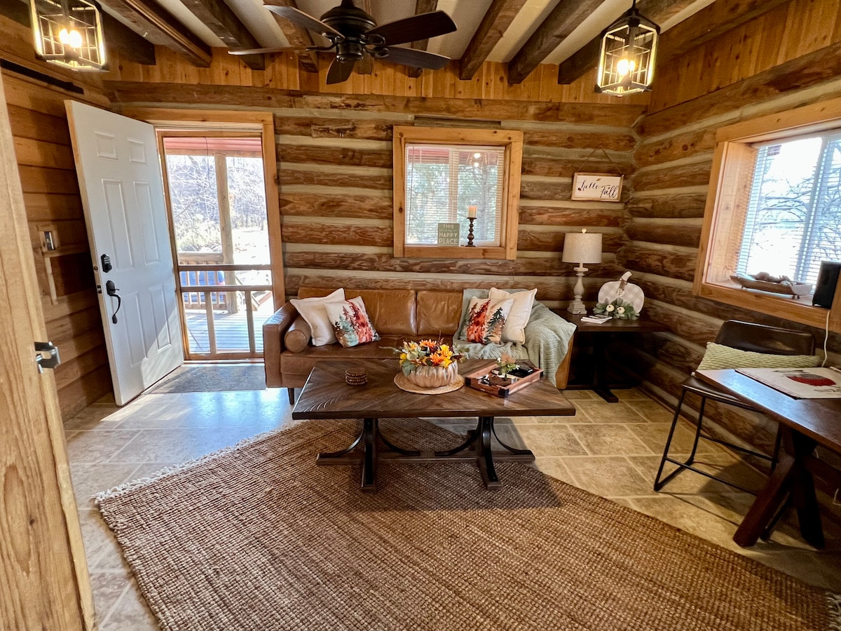 Peaceful Creekside Cabin, HotTub