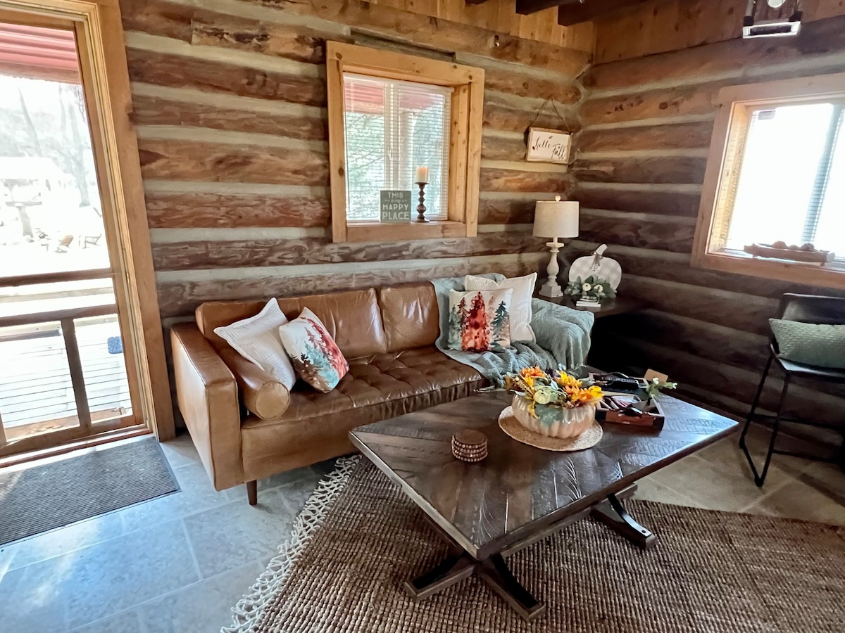 Peaceful Creekside Cabin, HotTub