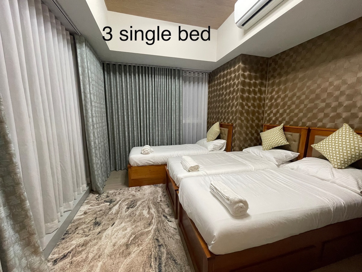 Uptown BGC-Simple & Elegant 4BR 10pax
Free Parking