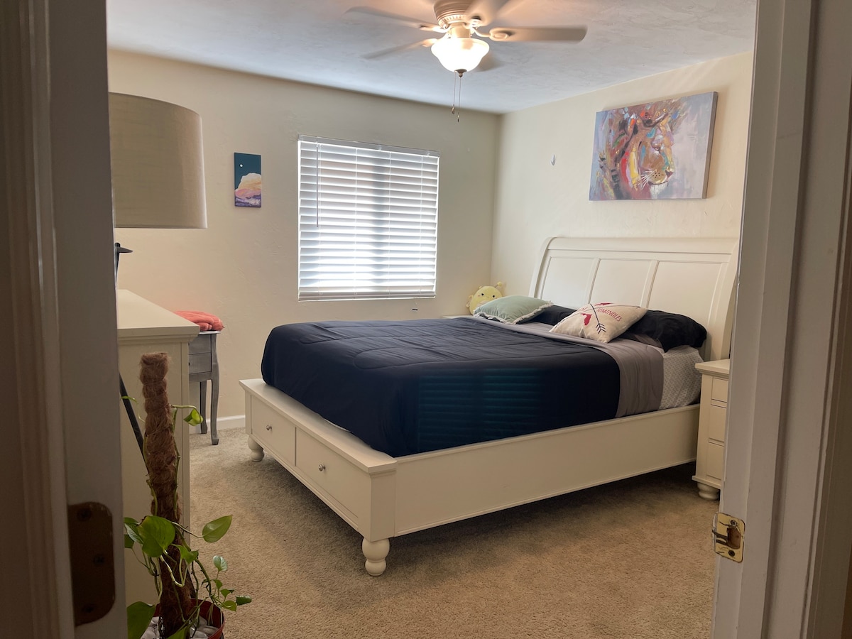 1 Queen bed with 1 Bath, by Park, no cleaning fees