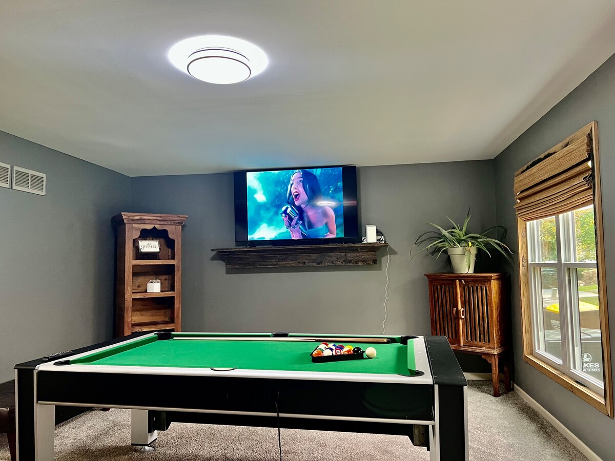 Stunning 12-person Home ~Game Room~Pet Friendly