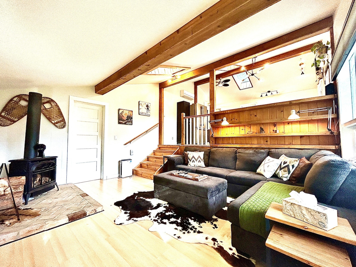 *Eagles Nest* Luxury Chalet w/ HoT TuB + PooLTABLE