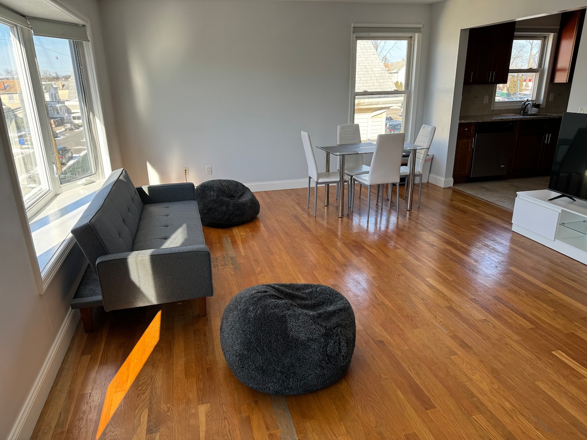 NYC-Adjacent: Comfy 9 Guest Home