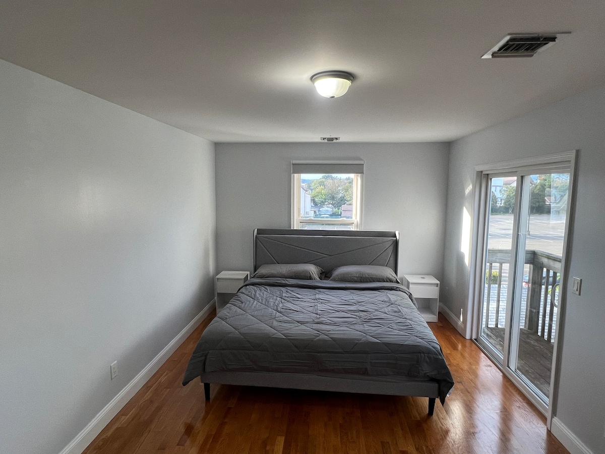 NYC-Adjacent: Comfy 9 Guest Home