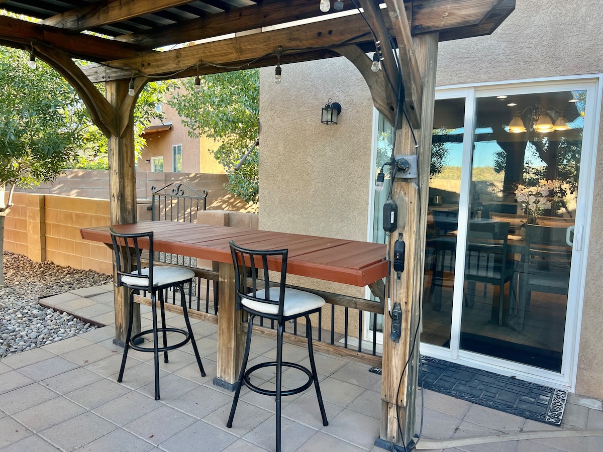 Cozy, 5 TV's , King Bed, Fire Pit! Outdoor Bar!