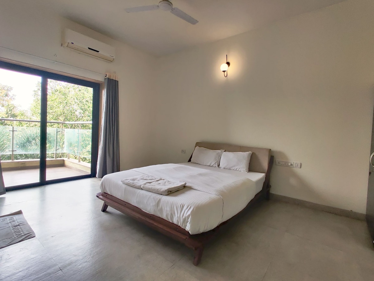 A beautiful 2bhk sea facing apartment in DonaPaula