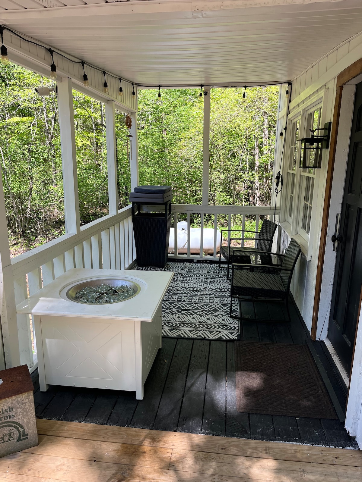 Cozy Lakeside Cottage minutes from Square/Wineries