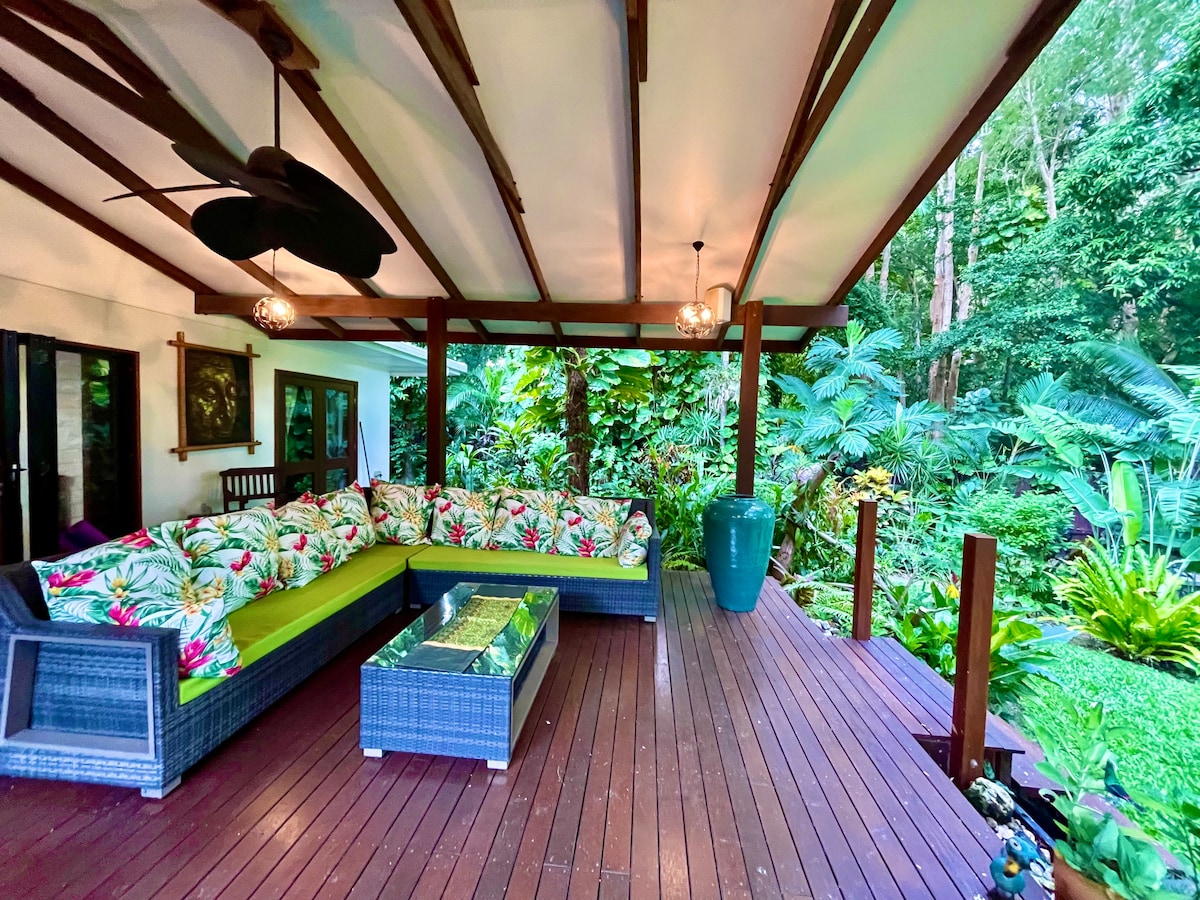 Rainforest Retreat, 4 min walk to the Beach