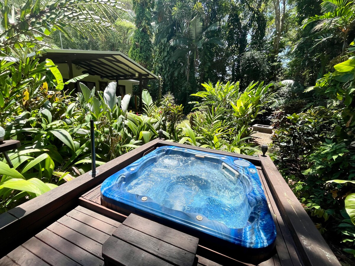 Rainforest Retreat, 4 min walk to the Beach