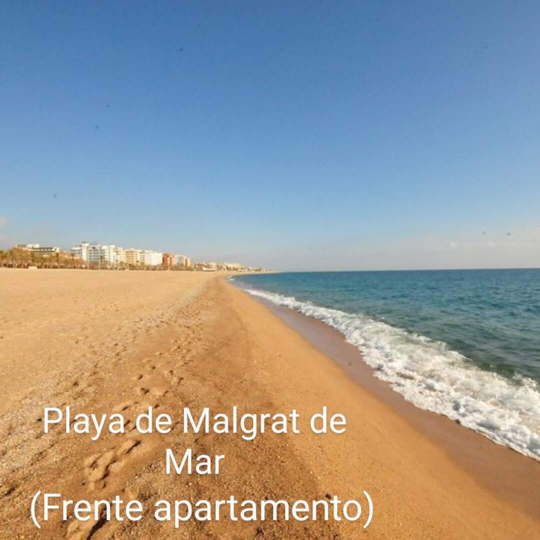 Apartamento con gran piscina, al lado de la playa.