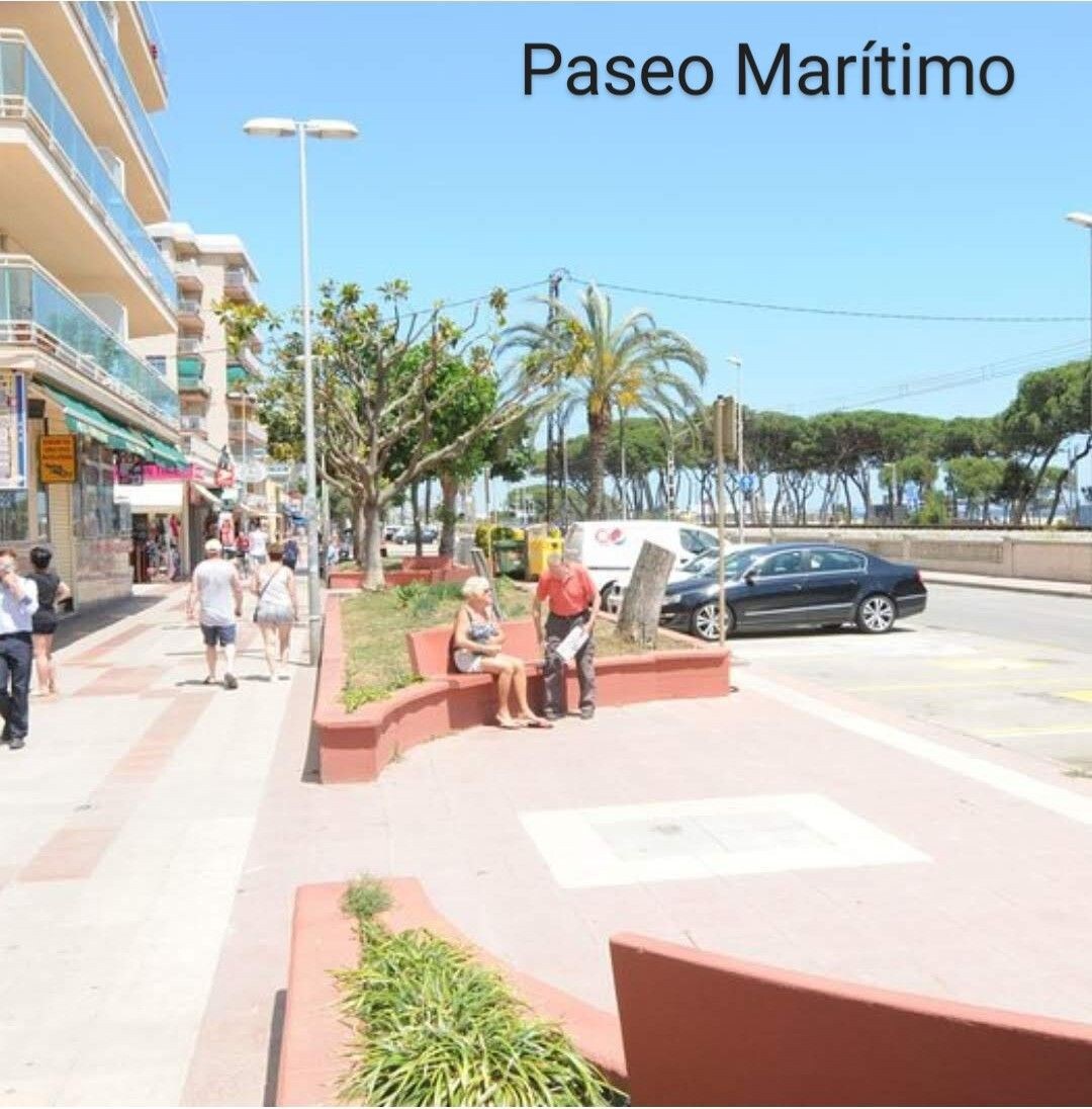 Apartamento con gran piscina, al lado de la playa.