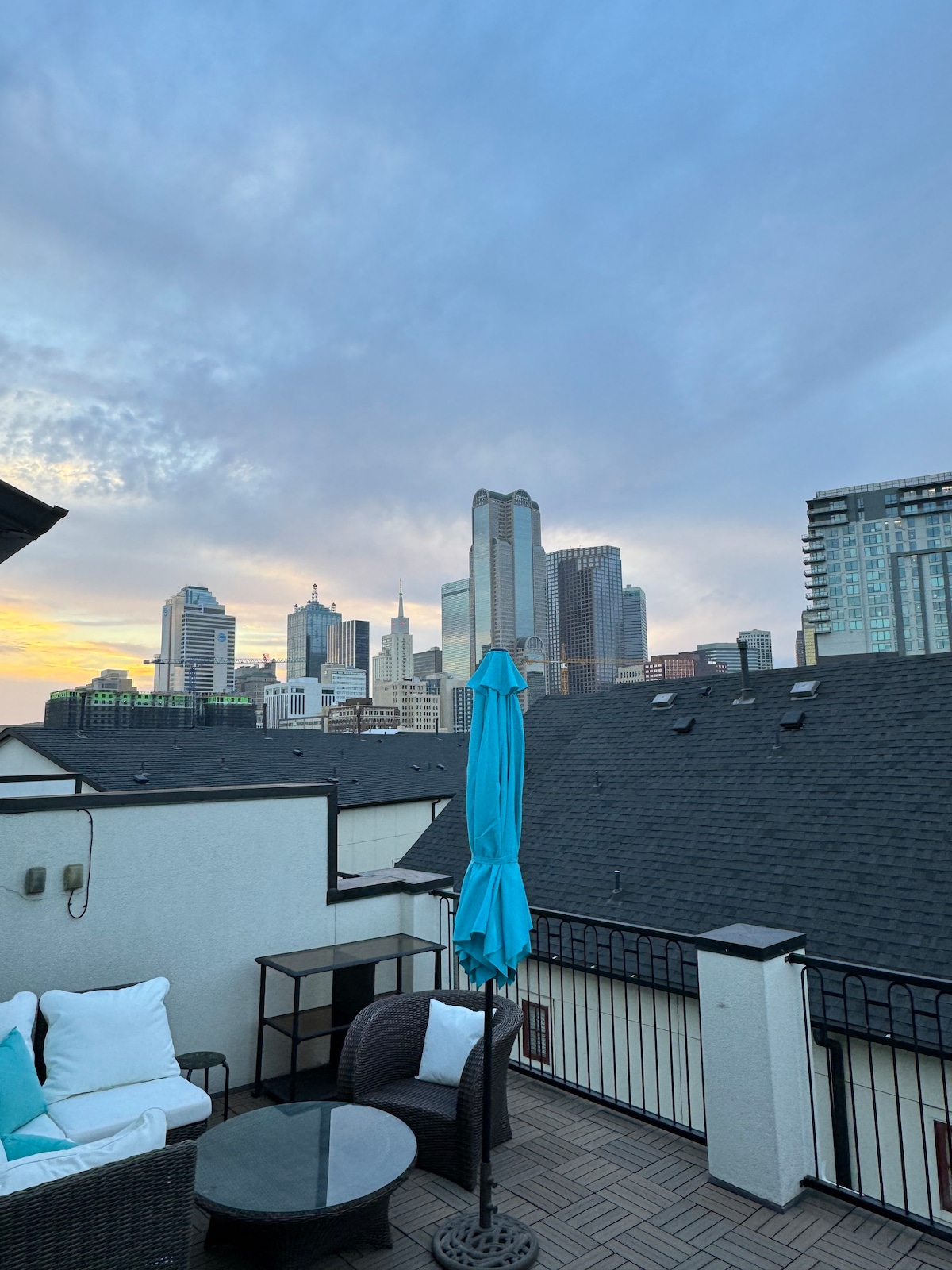 4 Story Townhome Downtown Dallas/Pool+2 Rooftops