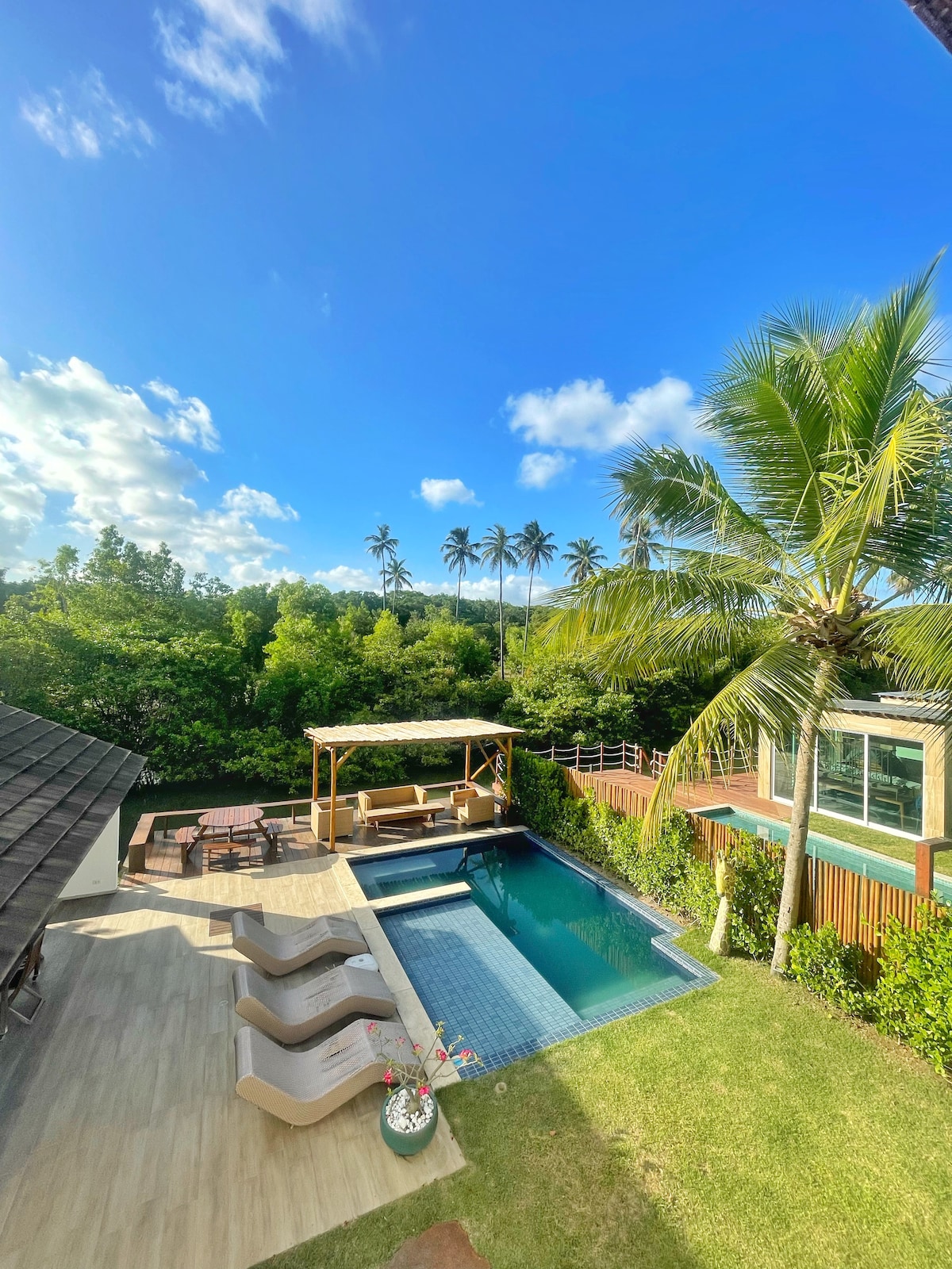 Casa de Luxo c/ piscina em cond fechado - Toquinho