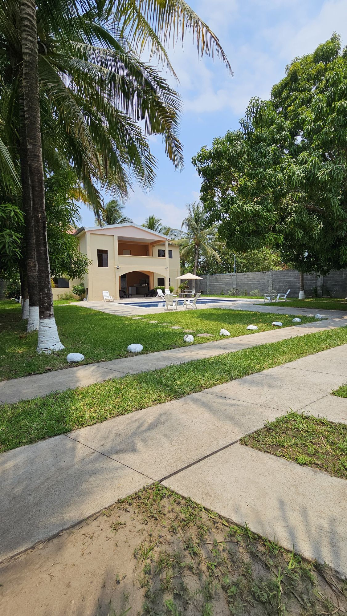 Casa amplia con piscina cerca del Aeropuerto.