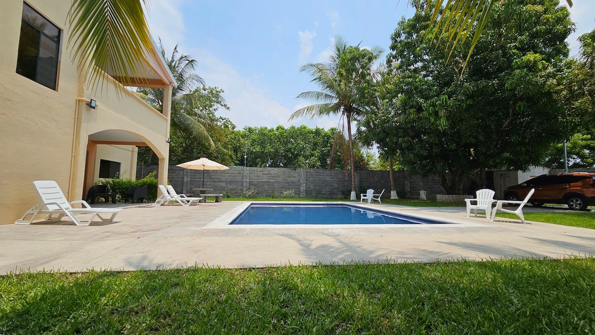 Casa amplia con piscina cerca del Aeropuerto.