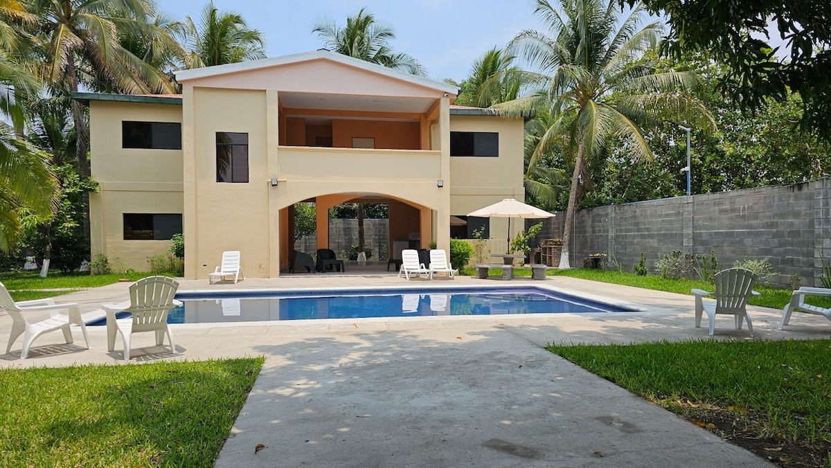 Casa amplia con piscina cerca del Aeropuerto.