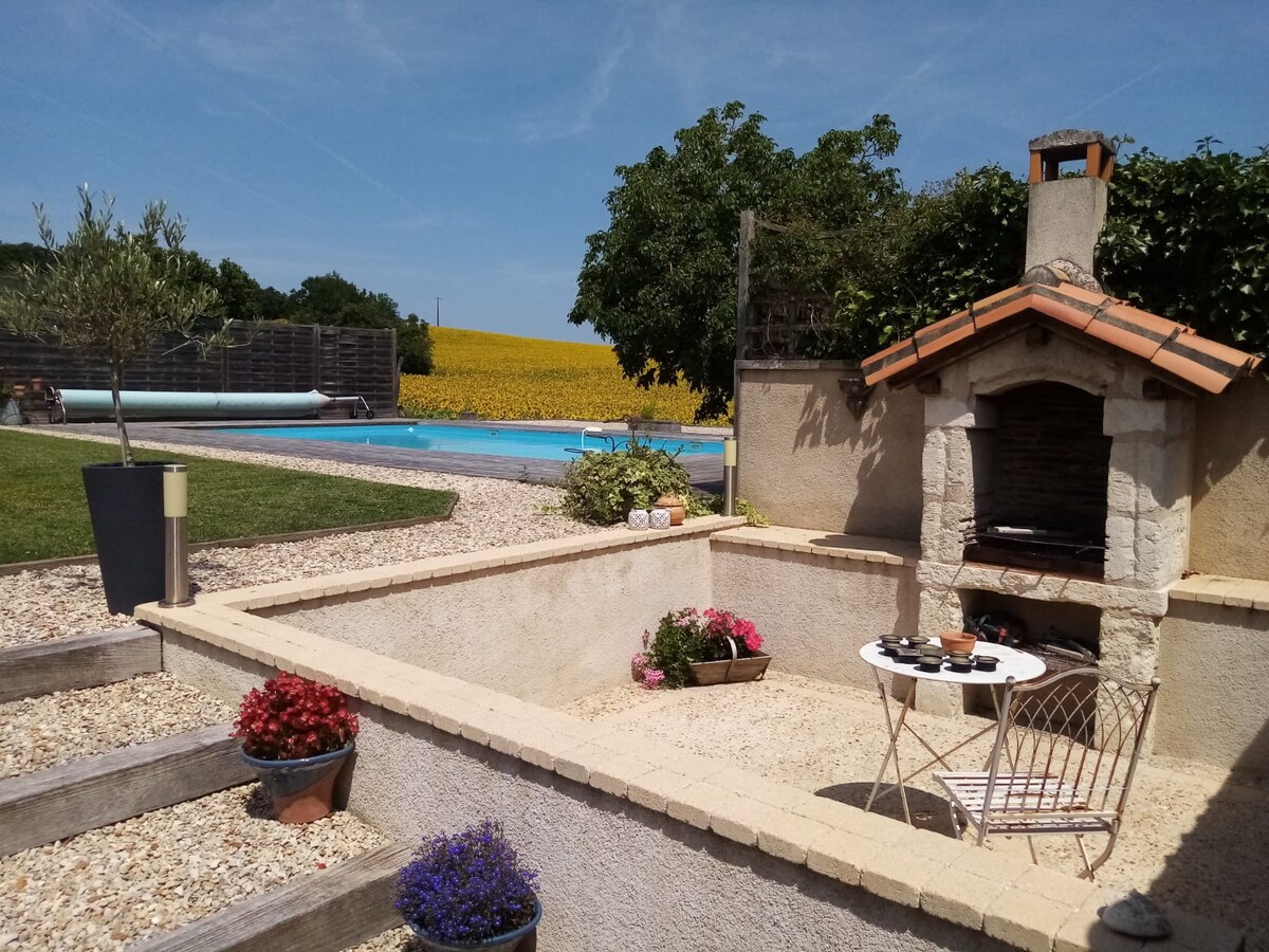 Home with private pool near Aubeterre- sur -Dronne