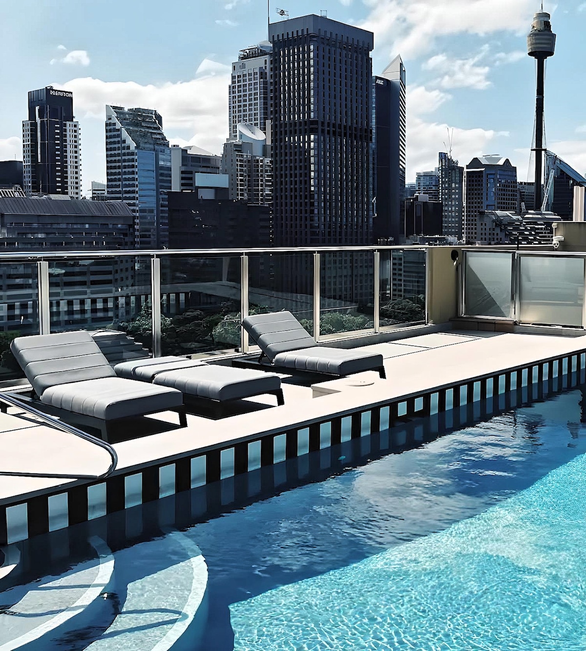 Elegant Hyde Park-View Retreat +Gym & Rooftop Pool