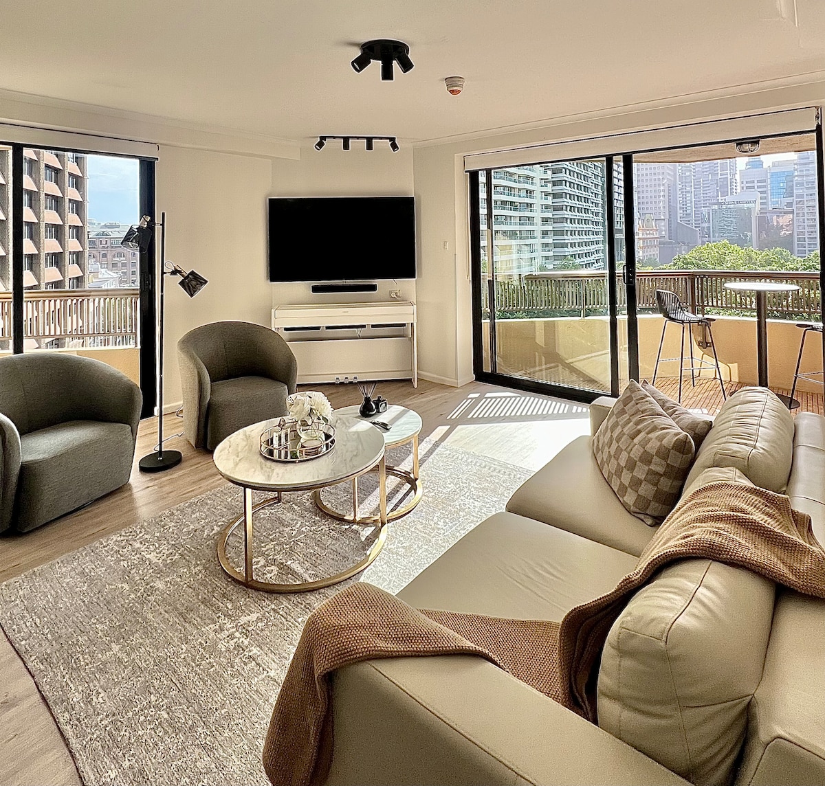 Elegant Hyde Park-View Retreat +Gym & Rooftop Pool