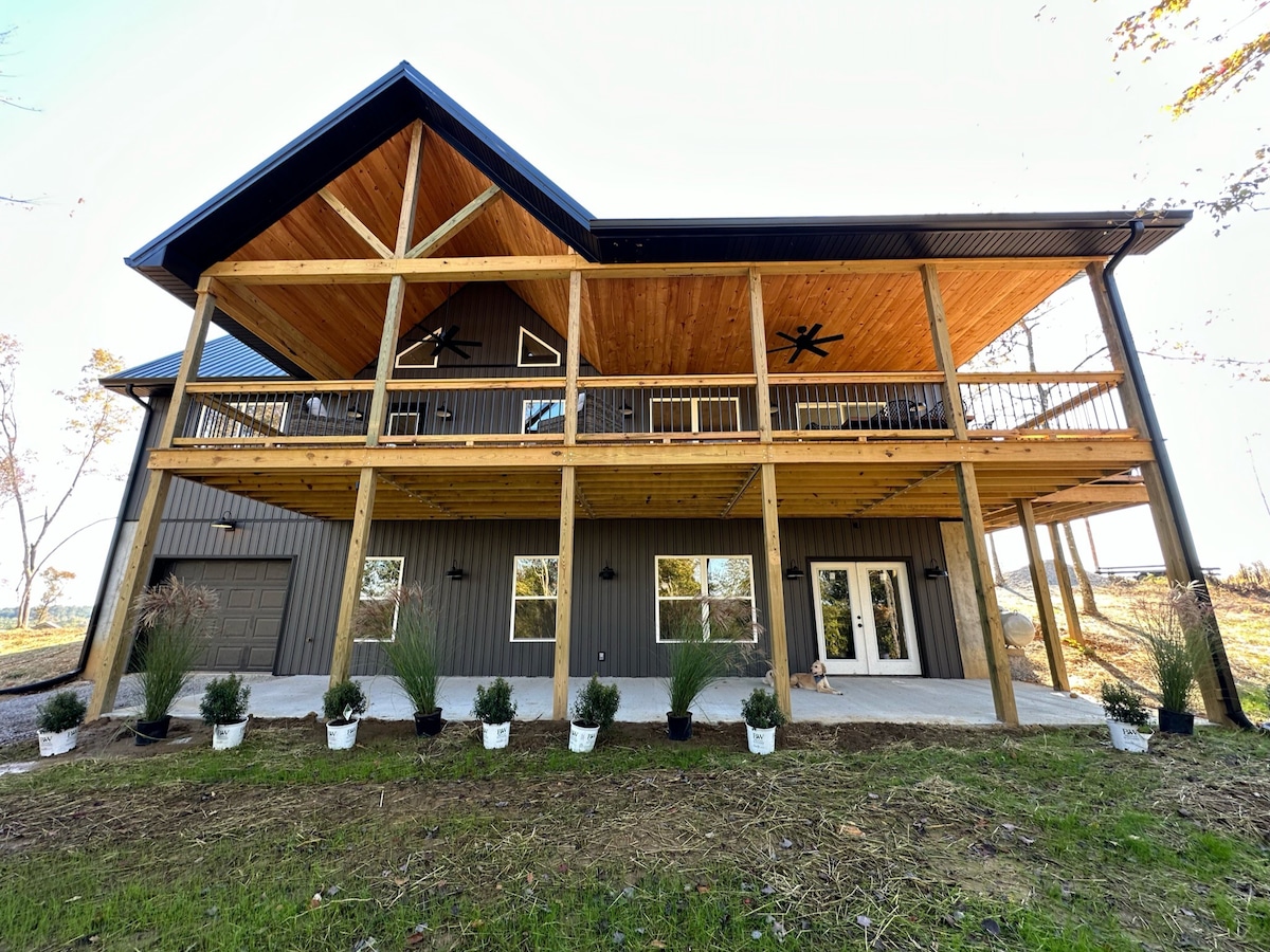 New cabin + Hot Tub + lake view + W/D