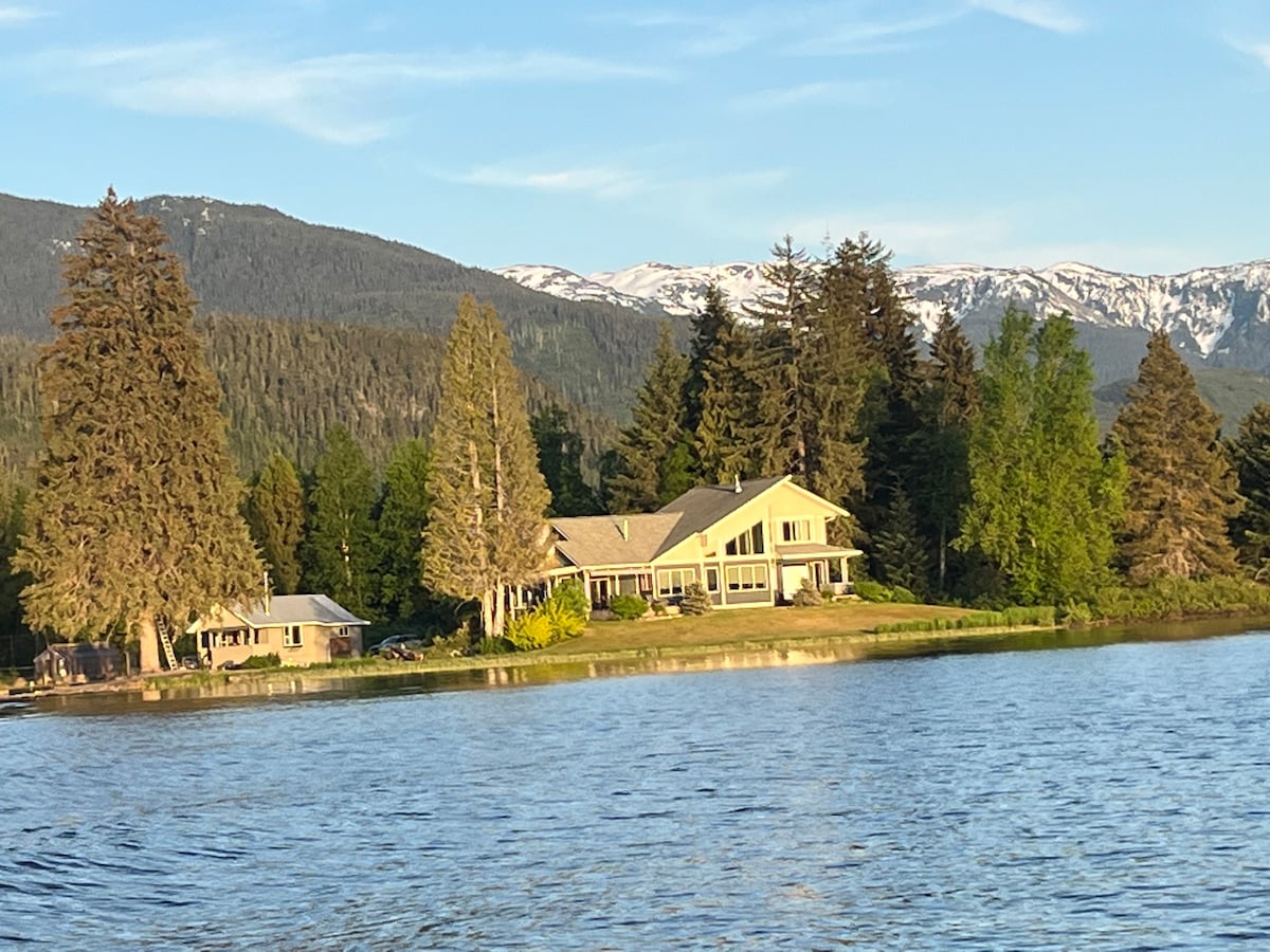 Luxurious  Lake Living