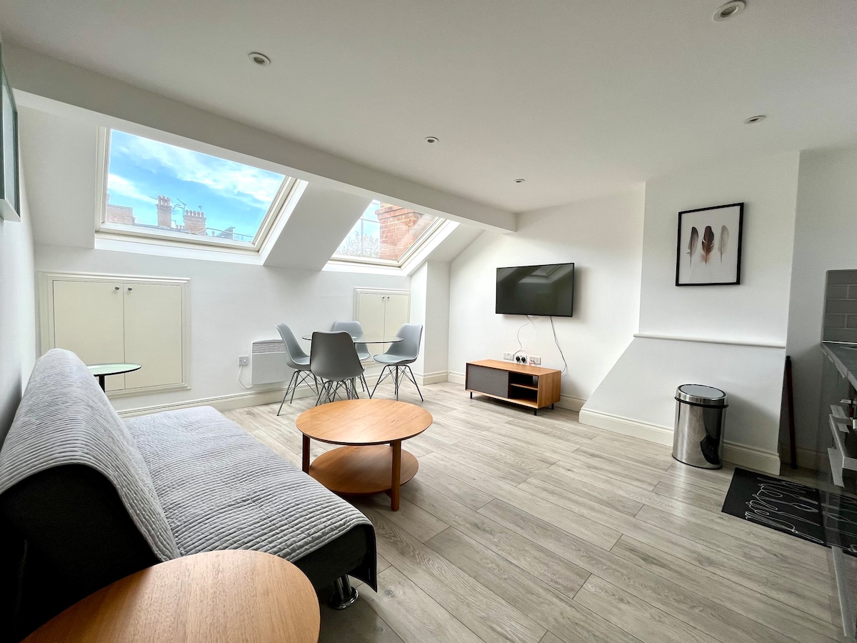 Duplex flat mins from Westfield