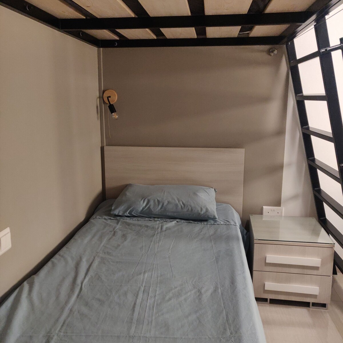 Cosy loft bedroom+ kitchenette