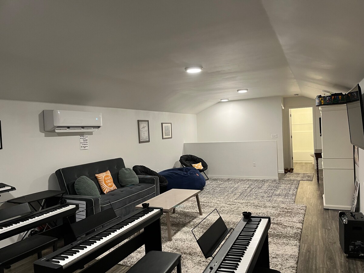 Cozy Music Loft Suite with Horse turn out/stall