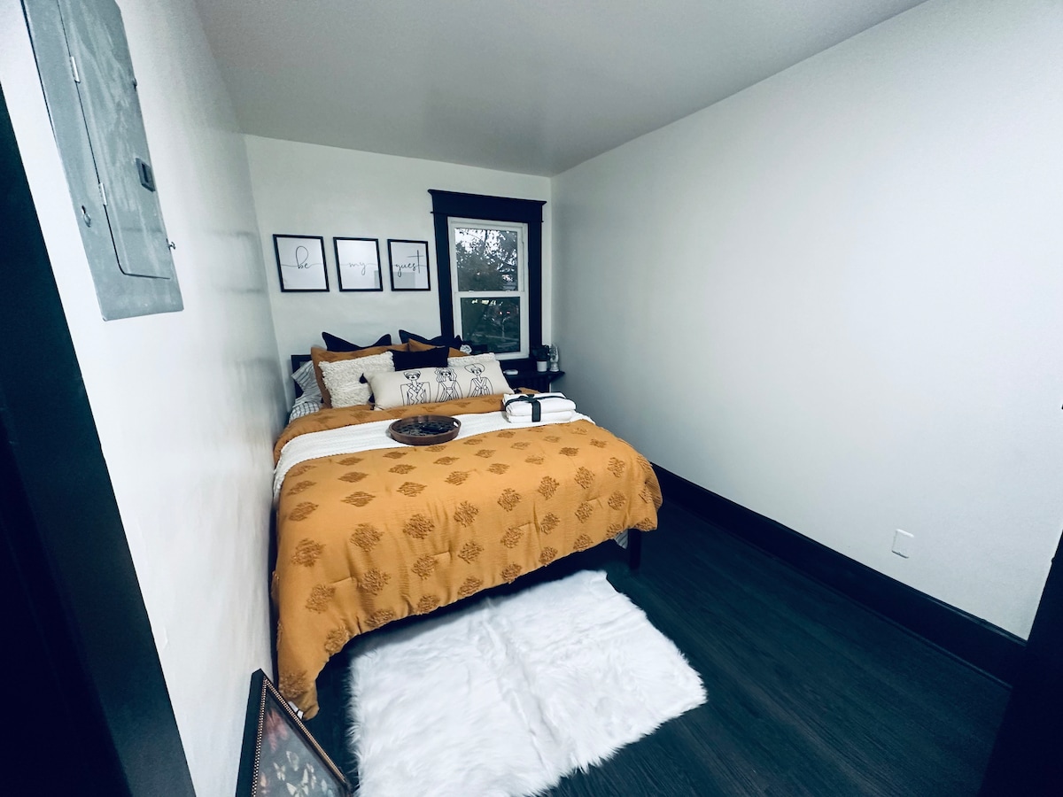 Ink & Ivory Loft-spacious 2BR central to Falls