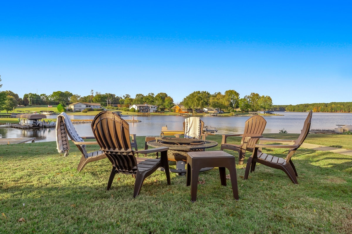 New listing on Lake Oconee! Big views, convenient!