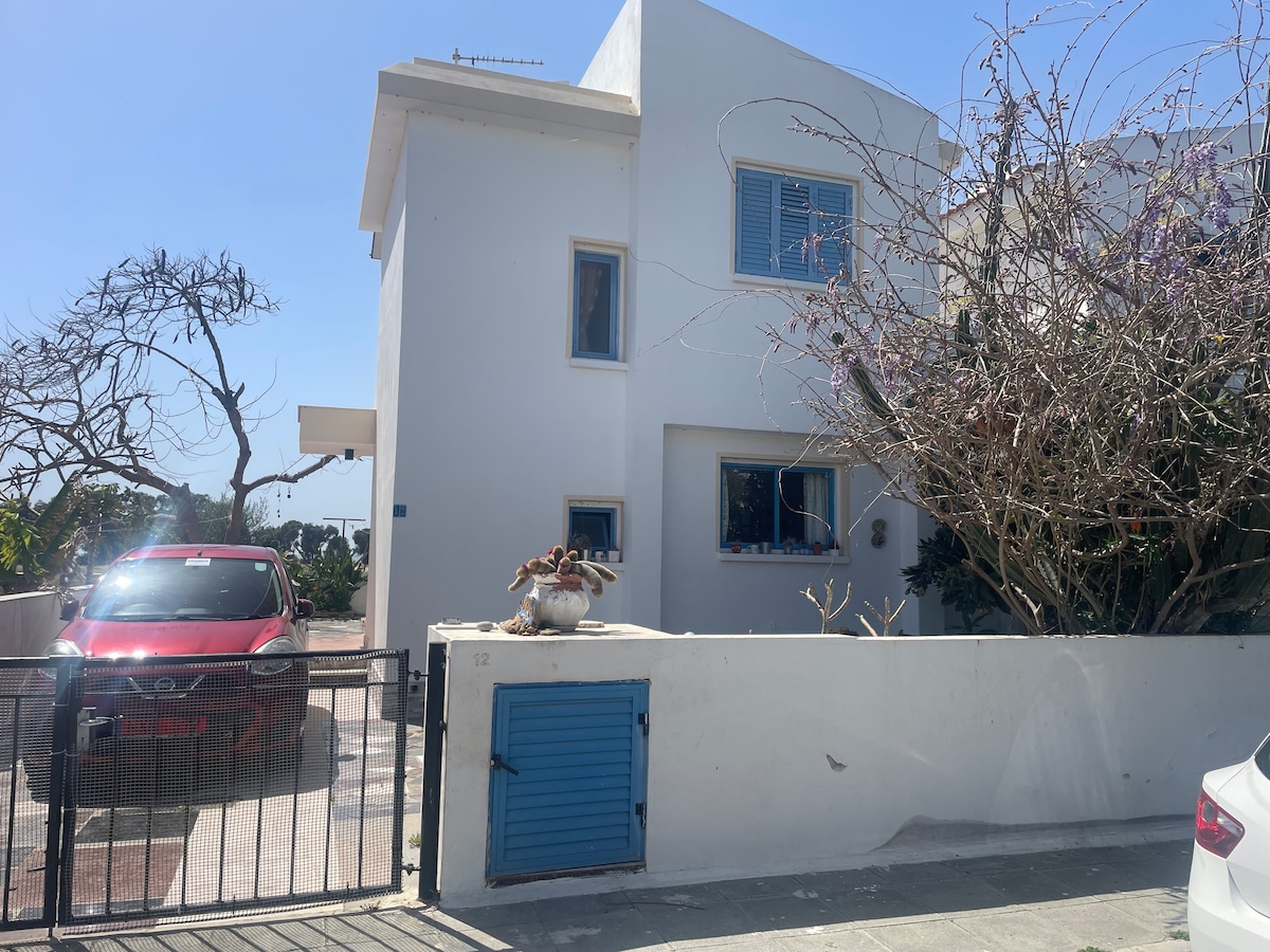 Peaceful villa by the sea in Lemnos Village