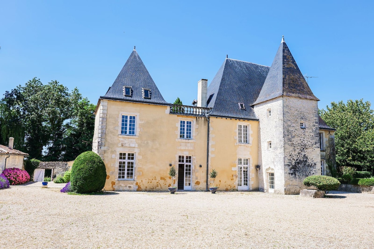 Château au cœur d'un golf