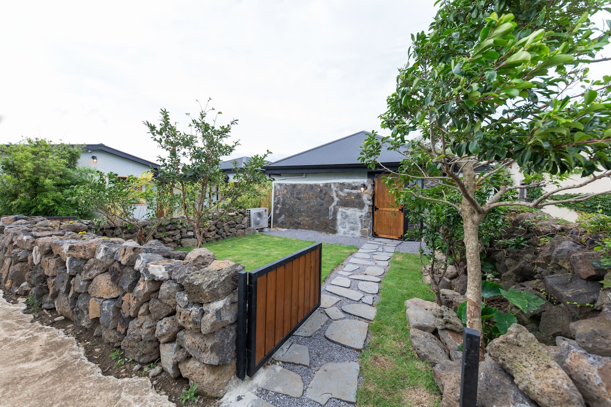 Jeju Stone Wall Old House Lawn Pine House