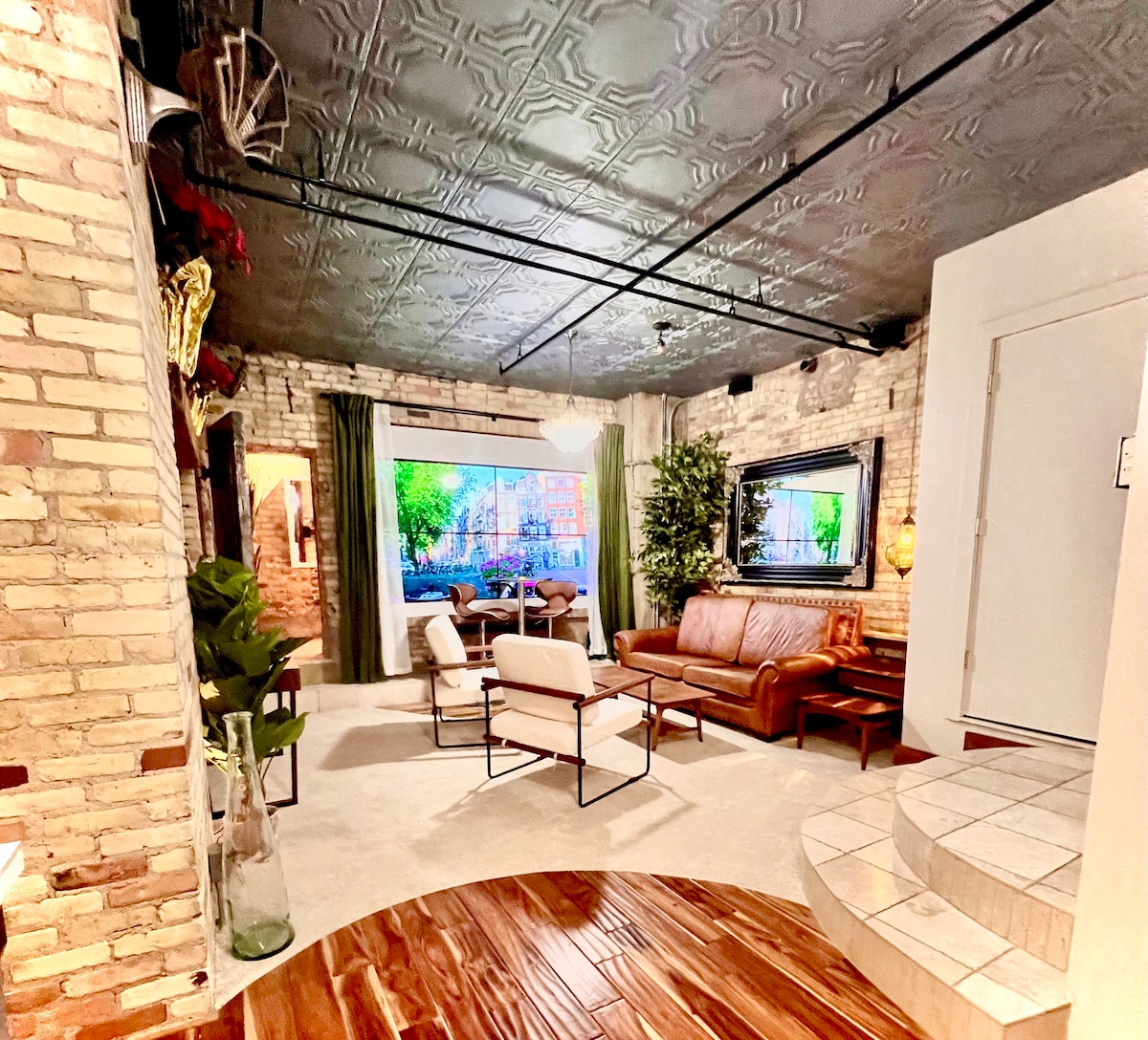 Stylish Downtown GR Condo w/parking, gym, pool