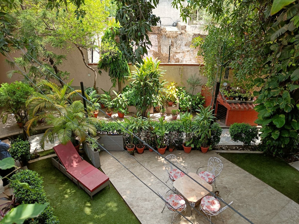 Charming Garden homestay in Conaught place Suite 2