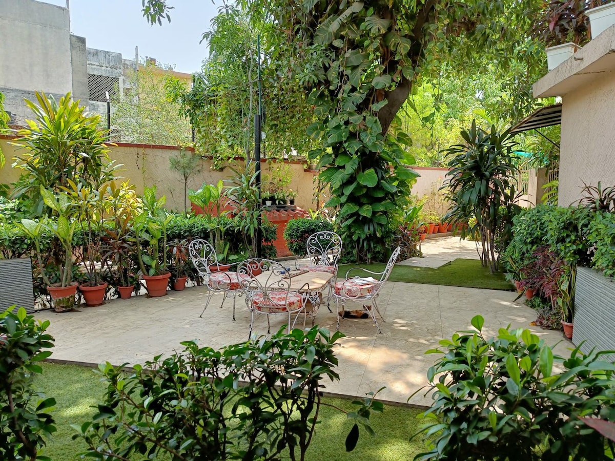 Charming Garden homestay in Conaught place Suite 2